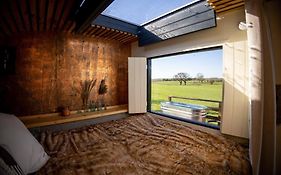 'Tawny Hide' Remote Off-Grid Eco Cabin With Hot Tub